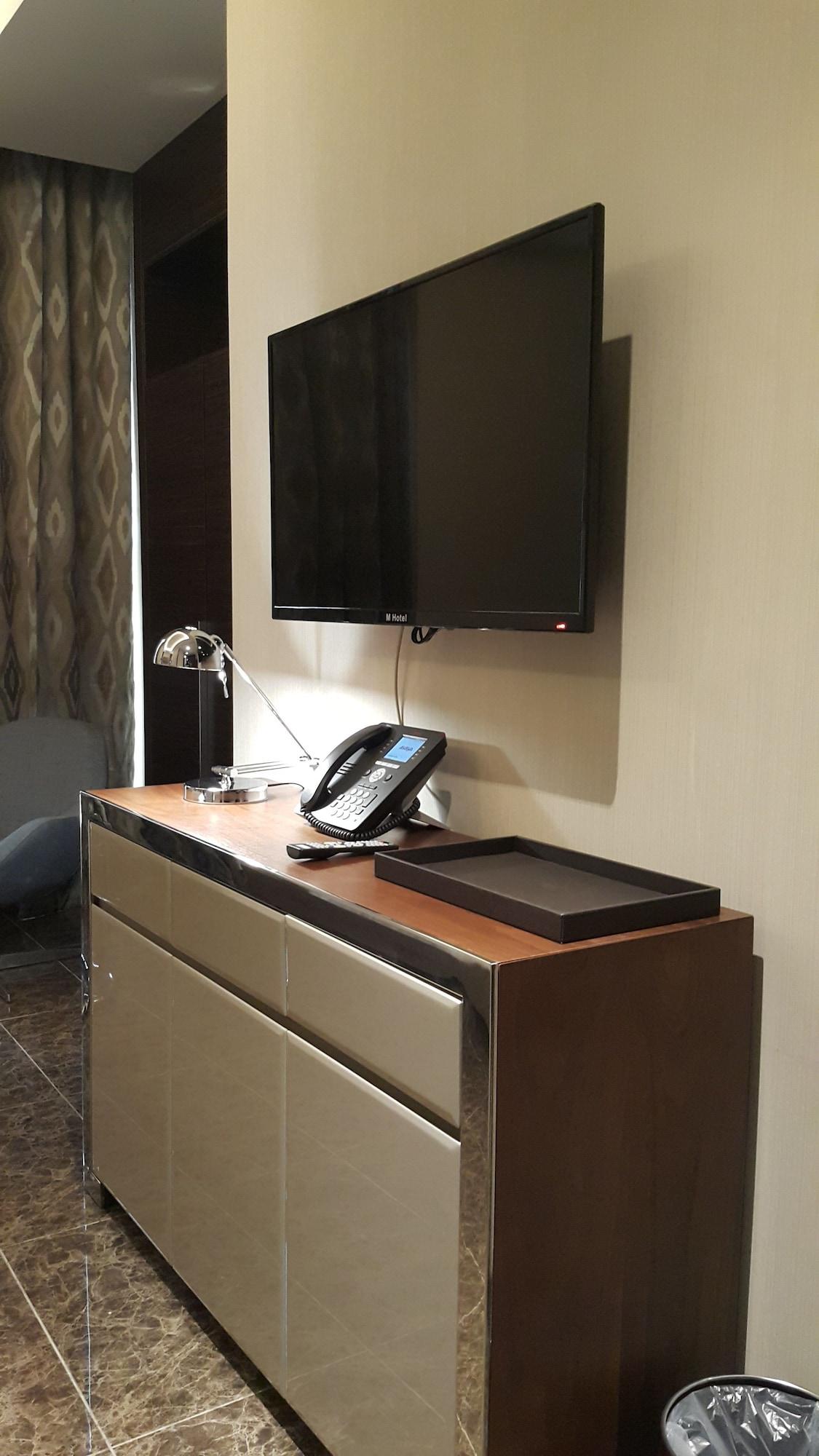 M ホテル マッカ ミレニアム メッカ エクステリア 写真 A television and telephone in a hotel room