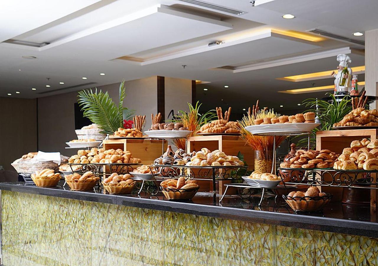 M ホテル マッカ ミレニアム メッカ エクステリア 写真 Breakfast buffet at the hotel