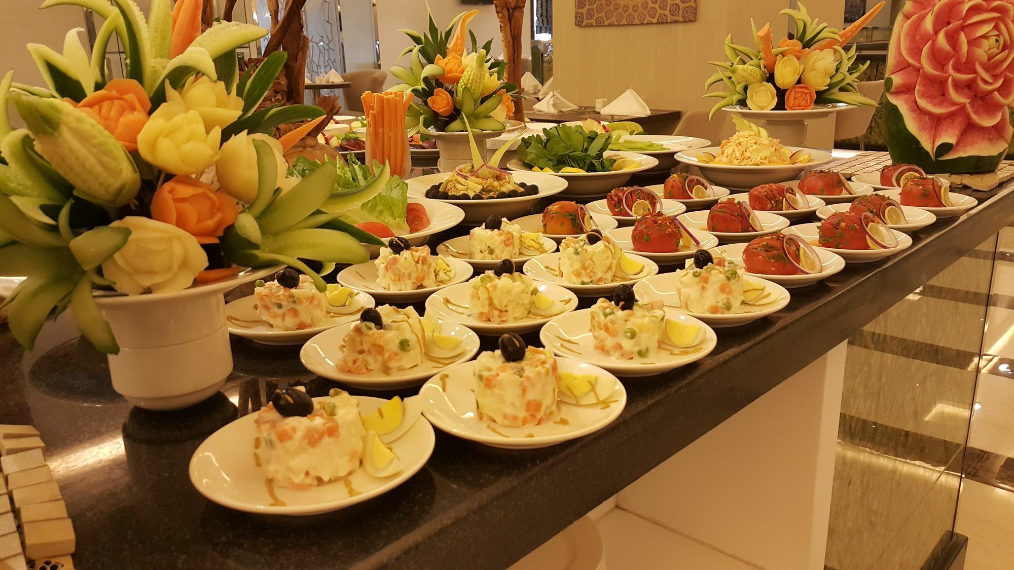 M ホテル マッカ ミレニアム メッカ エクステリア 写真 A buffet at a luxury hotel in Vietnam